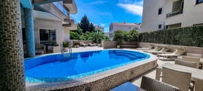 Una piscina al aire libre