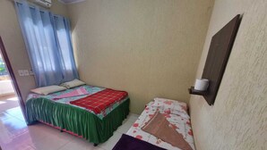 A small, compact room with a single bed and a small table. - MATEUS ALVES DA SILVA (São João da Paraúna)