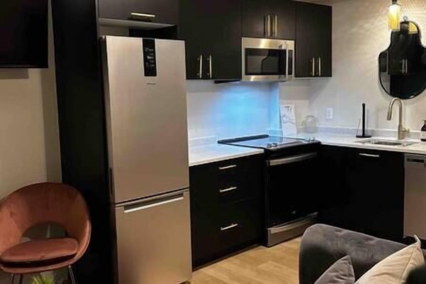 Full kitchen, with high end appliances and dishwasher.