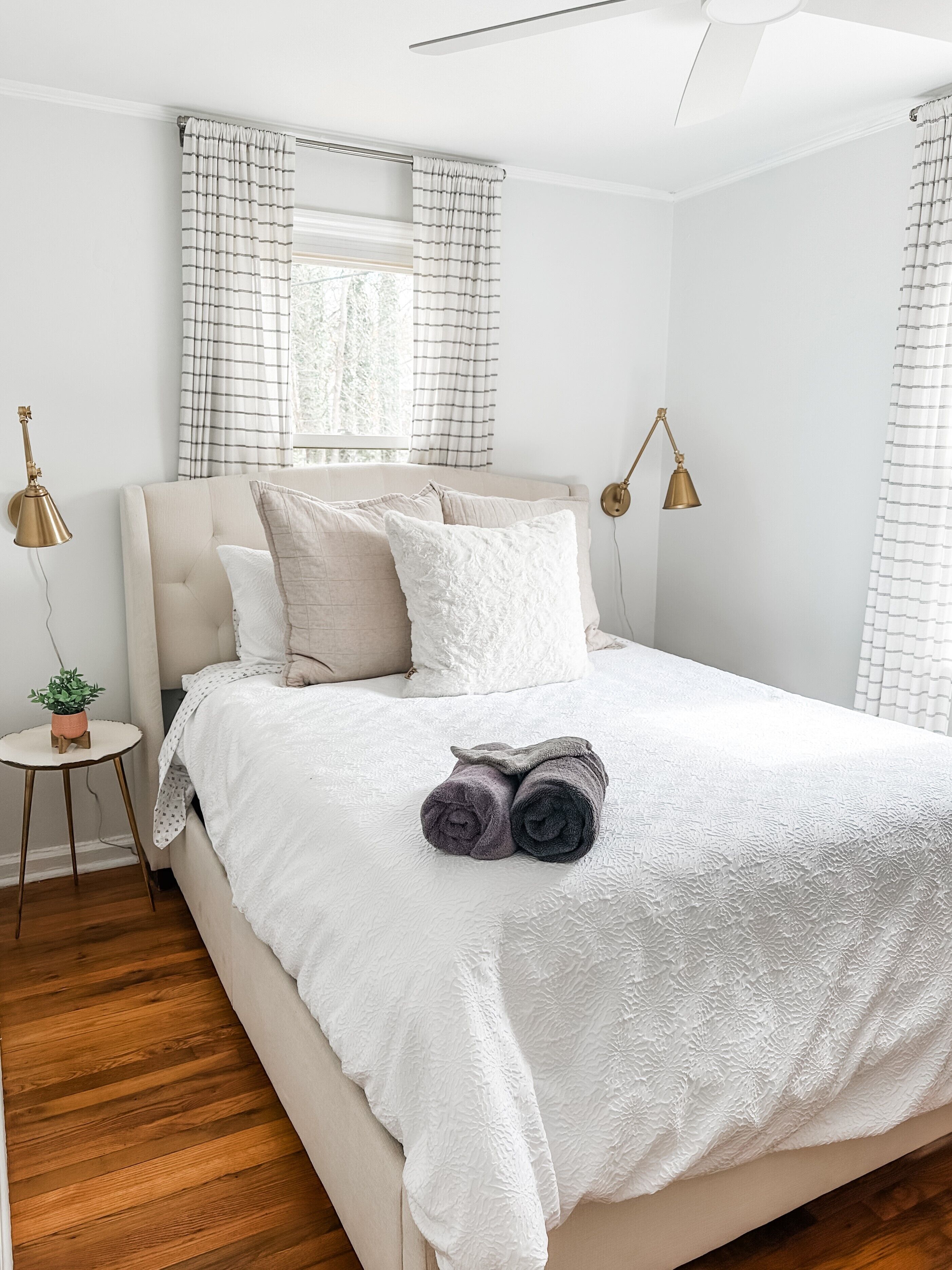 2 bedrooms, desk, WiFi, bed sheets