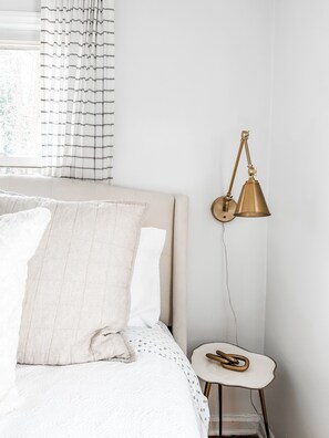 2 bedrooms, desk, WiFi, bed sheets