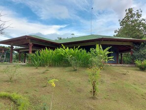 Property grounds - Casa familiar en la zona de Puerto Jiménez cerca de playas y Parque Corcovado.   (La Palma, Puerto Jiménez)