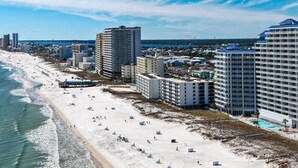 On the beach - Lighthouse w/ Bunk Room.  3 Pools!  Beachfront-  Free Daily Activities (Gulf Shores)