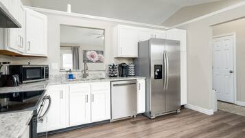 Jääkaappi, mikroaaltouuni, uuni, liesi