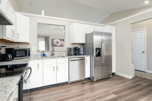 冷蔵庫、電子レンジ、オーブン、コンロ