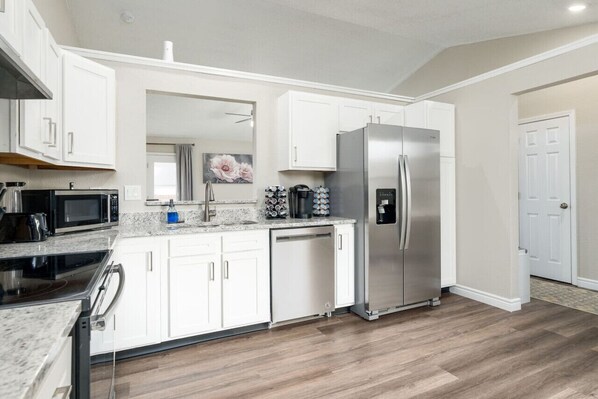 Refrigerador, microondas, horno y parrilla de estufa 