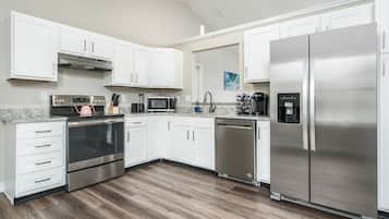 Frigorifero, microonde, forno, piano cottura