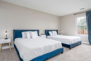 3 Schlafzimmer, Schreibtisch, Bügeleisen/Bügelbrett, Reisekinderbett