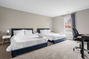 3 soverom, skrivebord, strykejern/-brett og reiseseng for barn