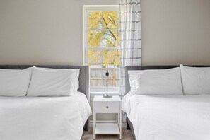 3 soverom, skrivebord, strykejern/-brett og reiseseng for barn