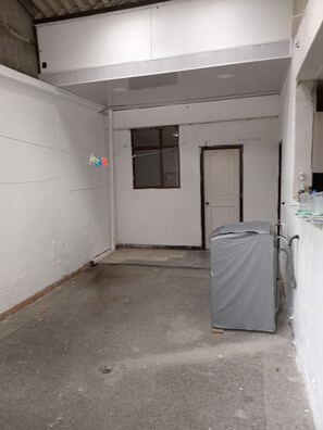 A narrow corridor with white walls, a door, and a covered object on the right. - Casa de renta vacacional, amplia, punto estratégico de Cali, ideal para familias (Cali)