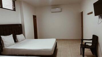 6 bedrooms, desk, iron/ironing board, free WiFi