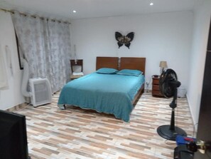 6 bedrooms, desk, iron/ironing board, free WiFi