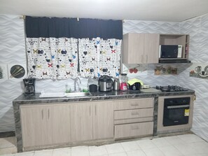 Kjøleskap, mikrobølgeovn, ovn og kokeplater