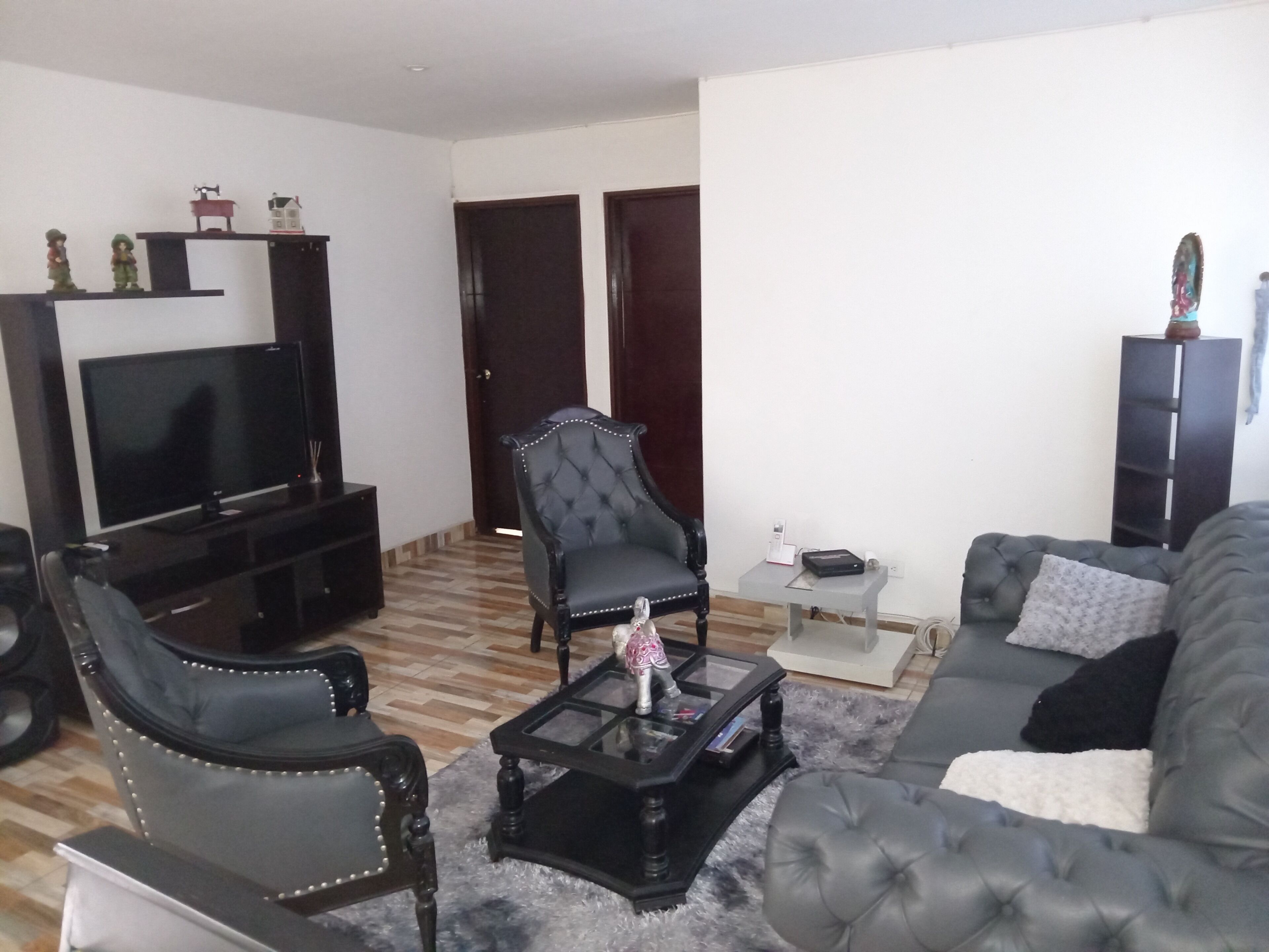 TV connectée, lecteur de DVD, livres, chaîne hi-fi