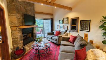 Smart TV, chimenea y futbolito