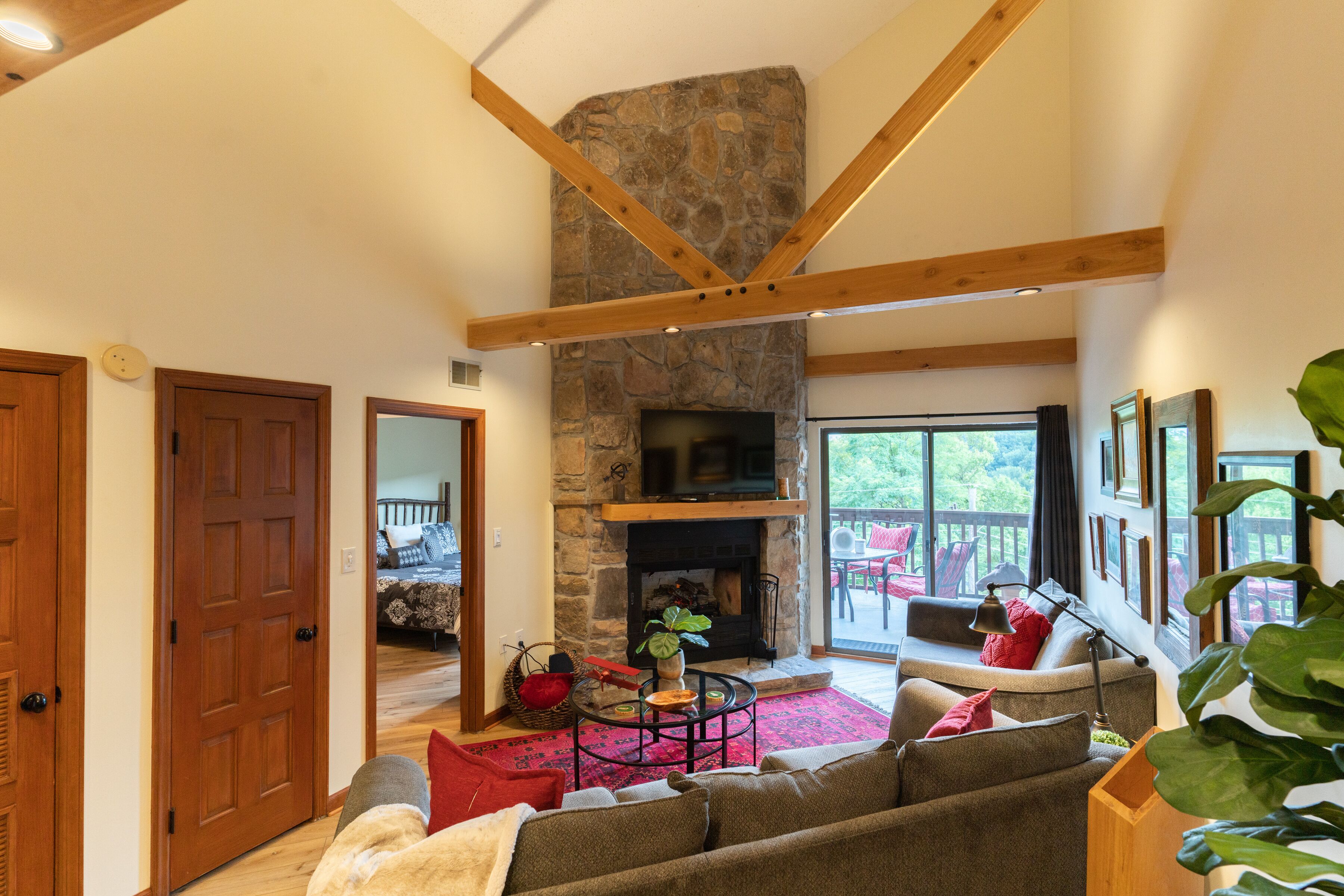 Smart-tv, een open haard en tafelvoetbal