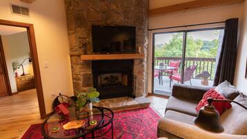 Smart TV, chimenea y futbolito