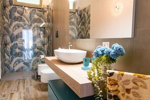 Shower, eco-friendly toiletries, hair dryer, bidet - " La Terrazza sul Tramonto " Apartment in a villa near the sea in San Leone.   (San Leone)