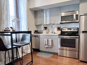 冷蔵庫、電子レンジ、オーブン、コンロ