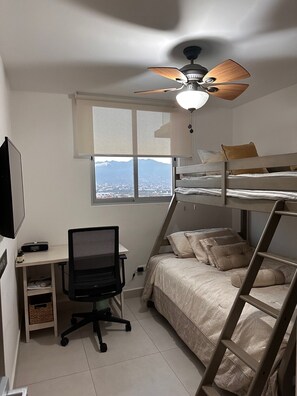 2 bedrooms, blackout drapes, iron/ironing board, free WiFi - Tu hogar en Heredia (Rincón de Sabanilla)