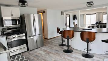 Micro-ondes, four, plaque de cuisson, lave-vaisselle