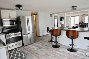 Micro-ondes, four, plaque de cuisson, lave-vaisselle