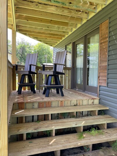 Lake front, HUGE yard and deck, walking distance to the heart of Okoboji