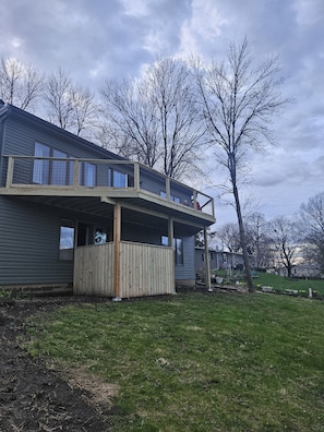 Exterior - Lake front, HUGE yard and deck, walking distance to the heart of Okoboji (Arnolds Park)