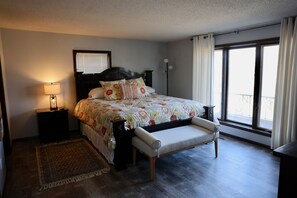 4 bedrooms, iron/ironing board, WiFi, bed sheets - Lake front, HUGE yard and deck, walking distance to the heart of Okoboji (Arnolds Park)