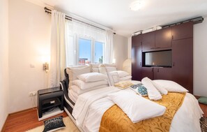 3 habitaciones, tabla de planchar con plancha y cuna de viaje