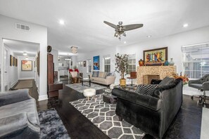 Télévision, cheminée, espaces bureaux