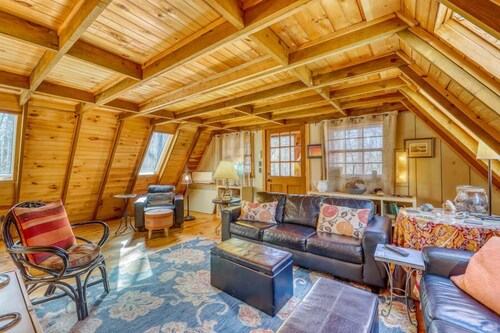 Bearly Behavin. A-Frame Blue Ridge cabin. Near Toccoa River and Suches.