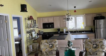 Charming Riverview Cottage with AC in Evansville