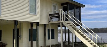 Charming Riverview Cottage with AC in Evansville