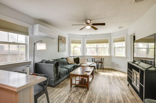 < 1 Mi to Downtown Conroe: Charming Apartment