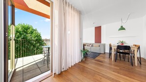 A modern living room with a dining area, large windows, and a balcony. - SERCASA - Regents Park (London)