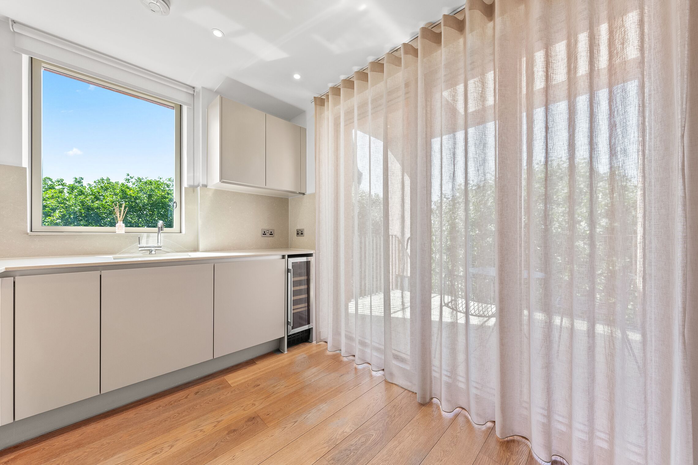 Departamento clásico | Cocina privada | Refrigerador con congelador, microondas, horno y parrilla de estufa 