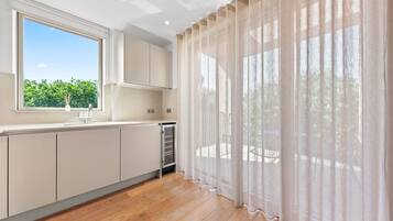 Departamento clásico | Cocina privada | Refrigerador con congelador, microondas, horno y parrilla de estufa