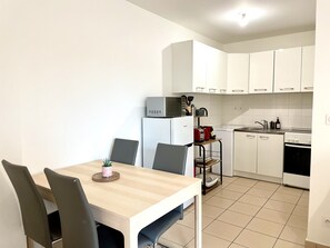 Køleskab, mikrobølgeovn, ovn, kogeplade