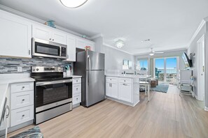 冷蔵庫、電子レンジ、オーブン、コンロ