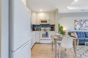 Geladeira, micro-ondas, fogão, cooktop