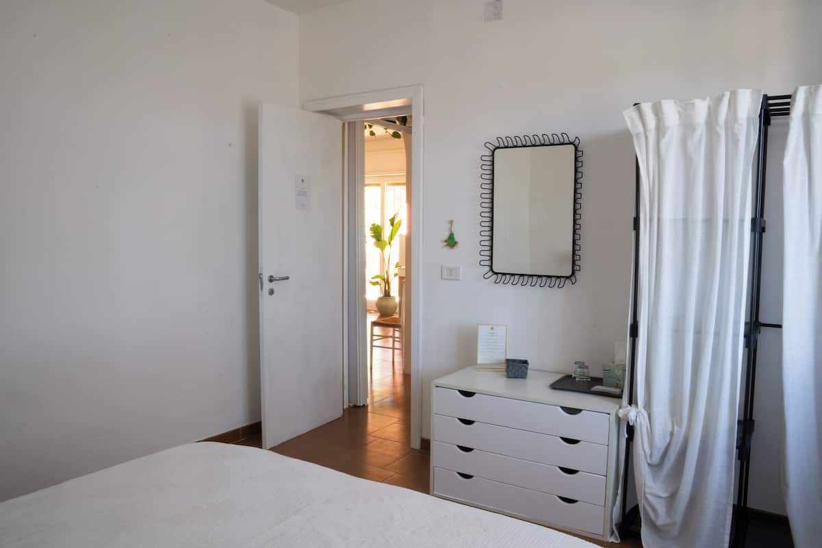 Quadrupla Comfort | Una scrivania, Wi-Fi gratuito, lenzuola