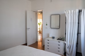 Comfort Quadruple Room | Desk, free WiFi, bed sheets - Villa Dan  (Monopoli)