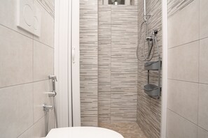 Comfort Room | Bathroom | Shower, hair dryer, towels, soap - Villa Dan  (Monopoli)