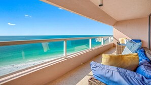 Un balcon avec vue sur la plage et l’océan.