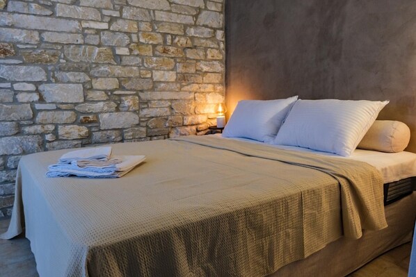 1 室のベッドルーム、セーフティボックス (室内)、デスク、アイロン / アイロン台