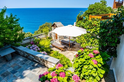 Hideaway in Damouchari Suite with private access to the sea 