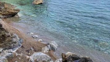 En la playa y camastros