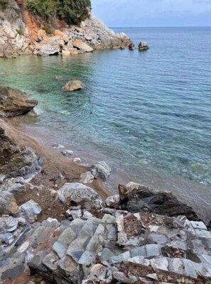 På stranden og solsenger